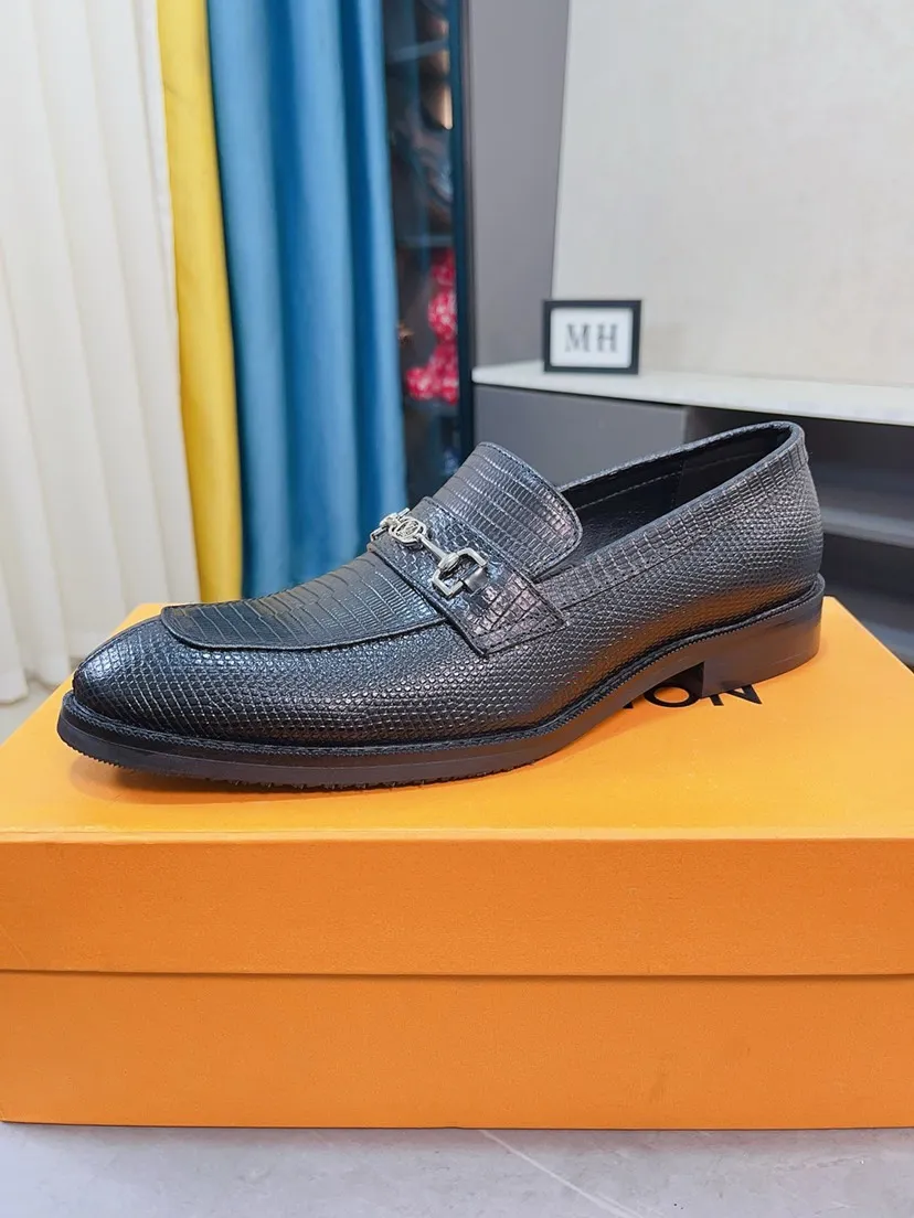 Ex-factory price 458🌹🌹【Louis Vuitton] LV official website synchronizes casual formal leather shoes, imported Italian first-layer calfskin, the leather feels natural and comfortable, and the flowing shoe body design embodies an extraordinary superior wearing experience. Smooth and tight hand-stitched seams achieve extraordinary noble taste. The lining is made of cowhide, which is high-end, comfortable and breathable, telling the man's high-spirited heart. Number of items in stock: 38-44 45 can be customized.